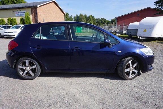 Toyota Auris 2 of 6