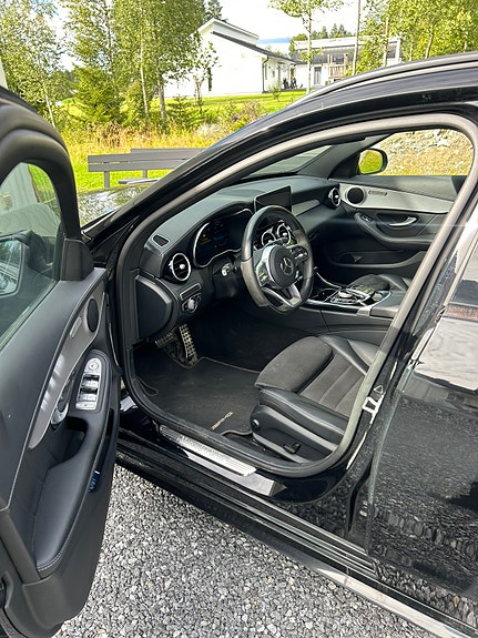 Mercedes-Benz C220 2 of 6