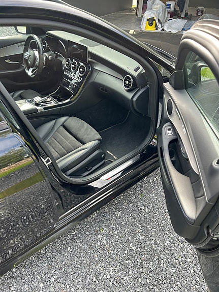 Mercedes-Benz C220 3 of 6