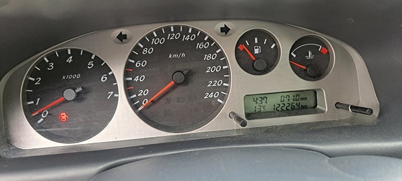 Nissan Almera 8 of 11
