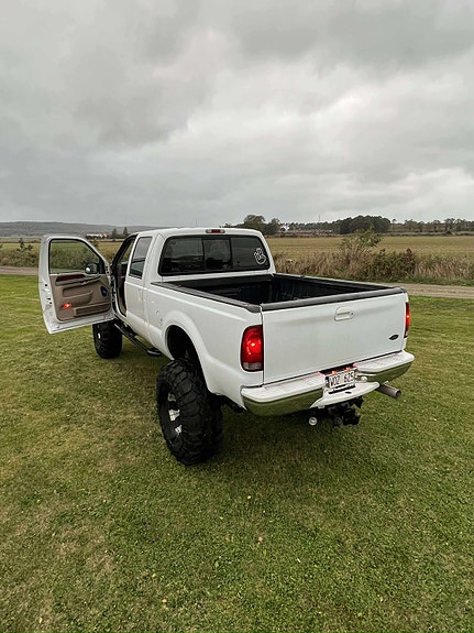 Ford F-350 3 of 7