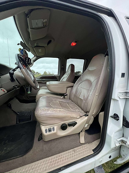 Ford F-350 5 of 7