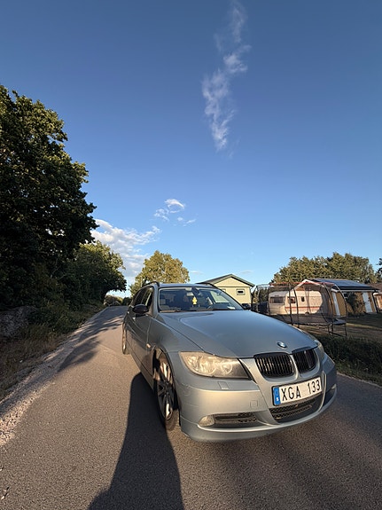 BMW 320i 2 of 4