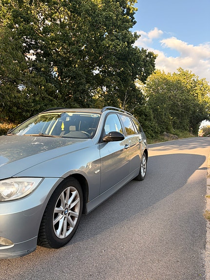 BMW 320i 3 of 4