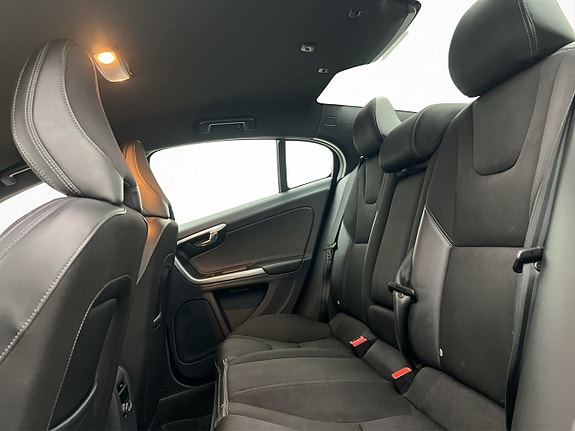 Volvo S60 Cross Country 23 of 29