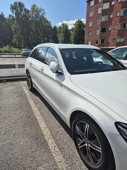 Mercedes-Benz C220 2 of 10