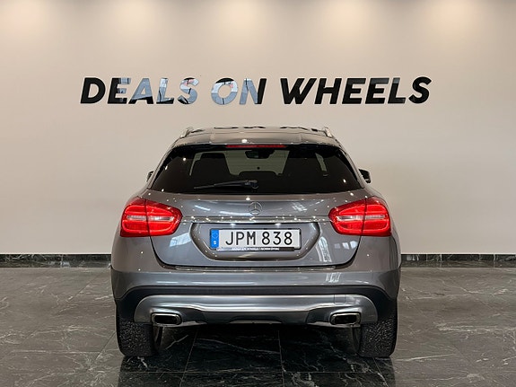 Mercedes-Benz GLA200 8 of 26