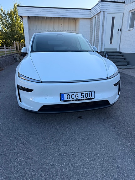 Tesla Model Y 5 of 6