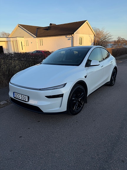 Tesla Model Y 3 of 6