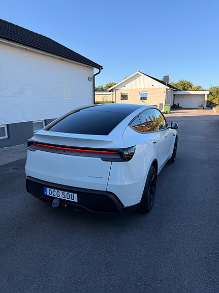 Tesla Model Y 6 of 6