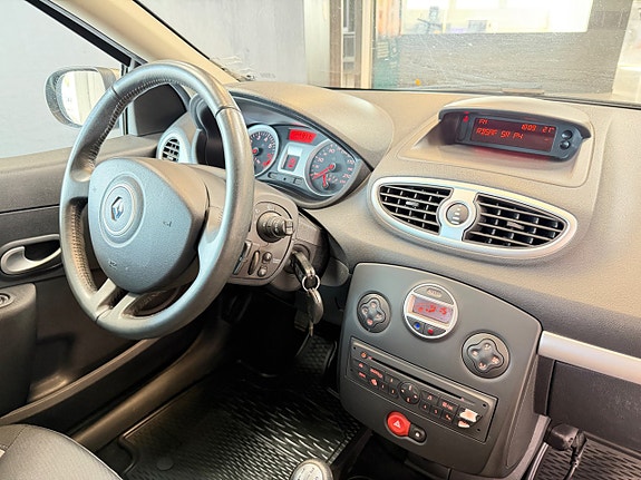 Renault Clio 15 of 18