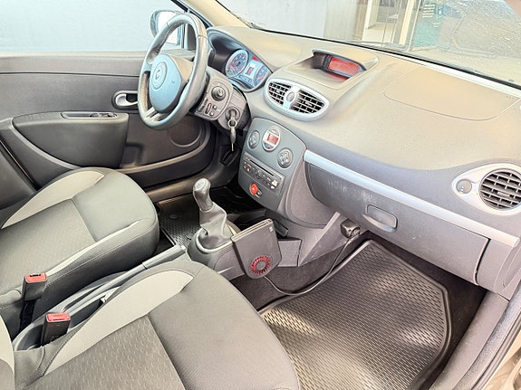 Renault Clio 14 of 18
