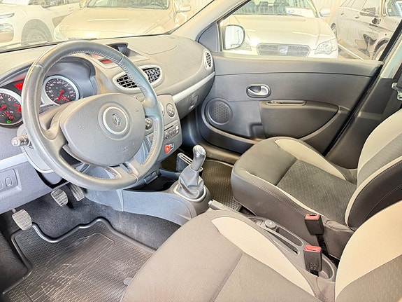 Renault Clio 11 of 18