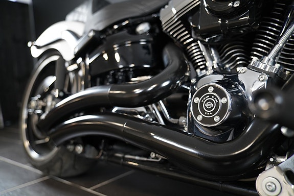 Harley-Davidson FXSB Breakout Vance & Hines 7 of 14
