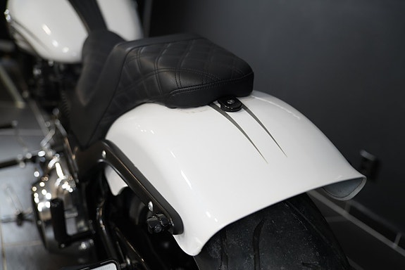 Harley-Davidson FXSB Breakout Vance & Hines 10 of 14
