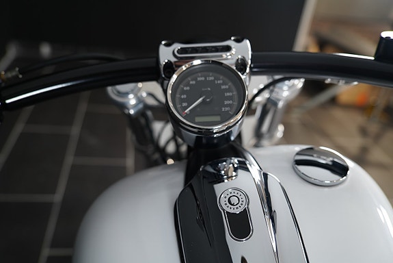 Harley-Davidson FXSB Breakout Vance & Hines 13 of 14