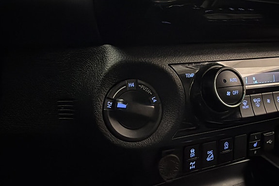 Toyota HiLux 25 of 30