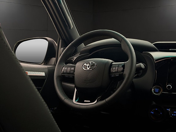 Toyota HiLux 16 of 30