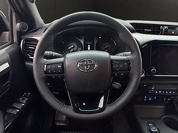 Toyota HiLux 17 of 30