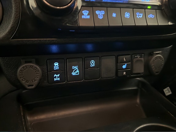Toyota HiLux 25 of 30