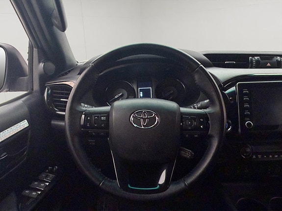 Toyota HiLux 17 of 30