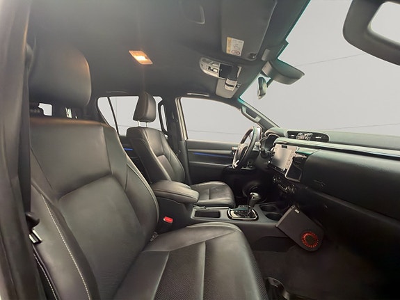 Toyota HiLux 28 of 30