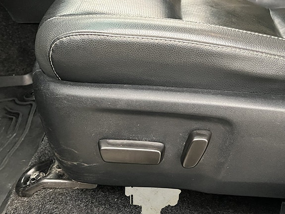 Toyota HiLux 28 of 30