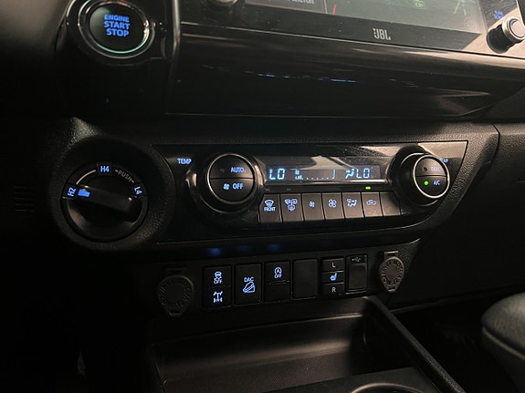 Toyota HiLux 25 of 30