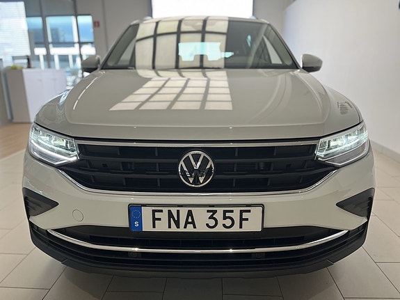 Volkswagen Tiguan 2 of 15