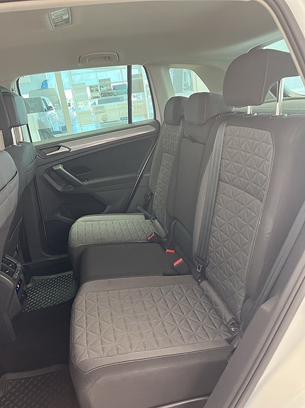 Volkswagen Tiguan 9 of 15
