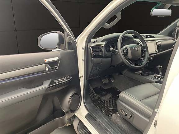 Toyota HiLux 13 of 30
