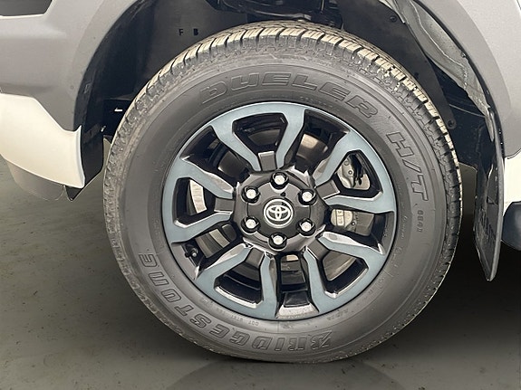 Toyota HiLux 30 of 30