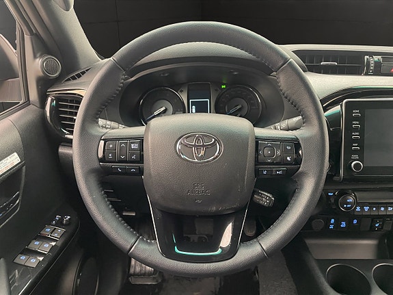 Toyota HiLux 16 of 30