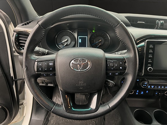 Toyota HiLux 17 of 30