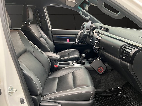 Toyota HiLux 28 of 30