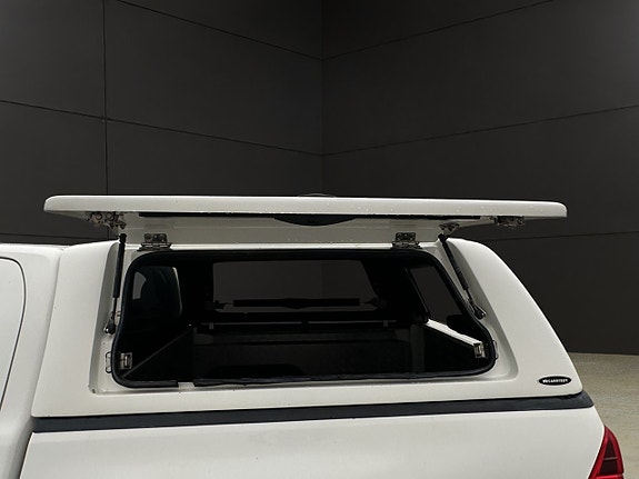 Toyota HiLux 13 of 30