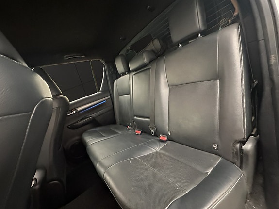 Toyota HiLux 27 of 30