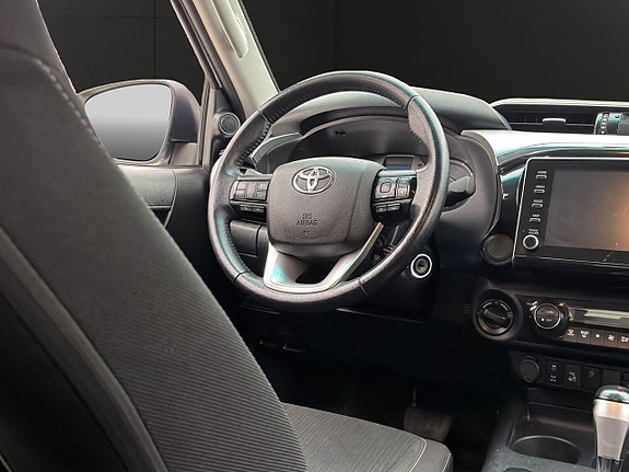 Toyota HiLux 16 of 30
