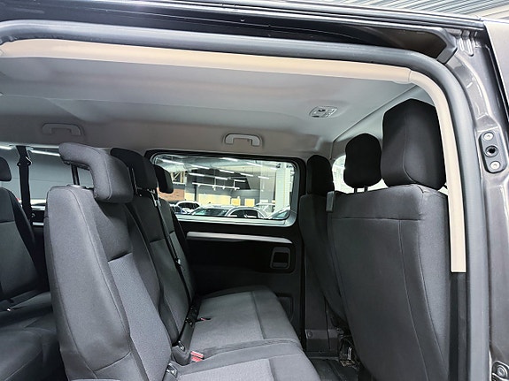 Peugeot Traveller 13 of 19
