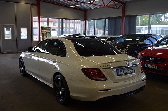 Mercedes-Benz E300 6 of 29