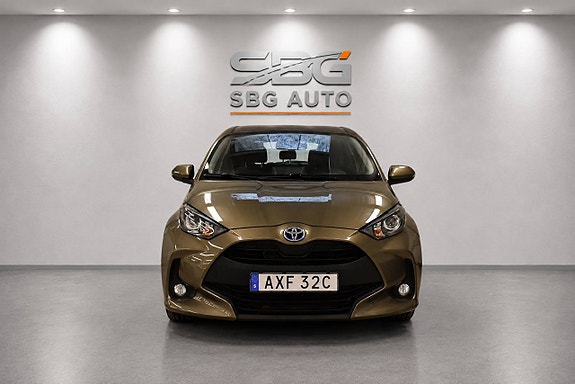 Toyota Yaris 2 of 18