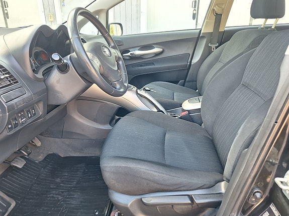 Toyota Auris 8 of 13