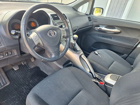 Toyota Auris 7 of 13
