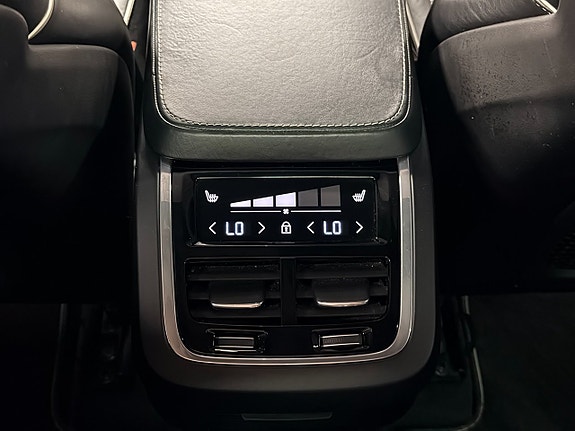 Volvo XC90 30 of 30