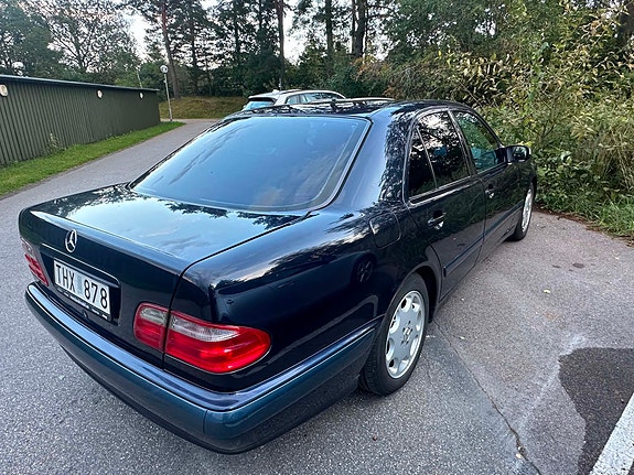 Mercedes-Benz E200 4 of 10