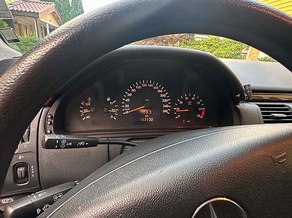 Mercedes-Benz E200 7 of 10