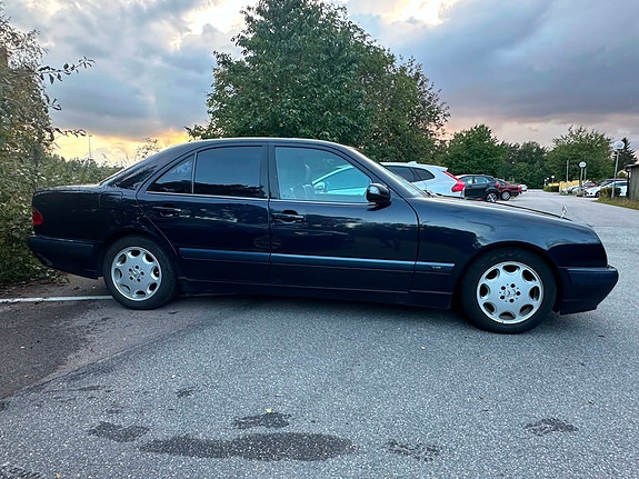 Mercedes-Benz E200 5 of 10
