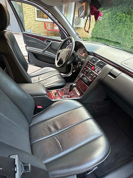 Mercedes-Benz E200 8 of 10