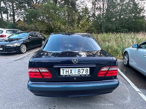 Mercedes-Benz E200 3 of 10