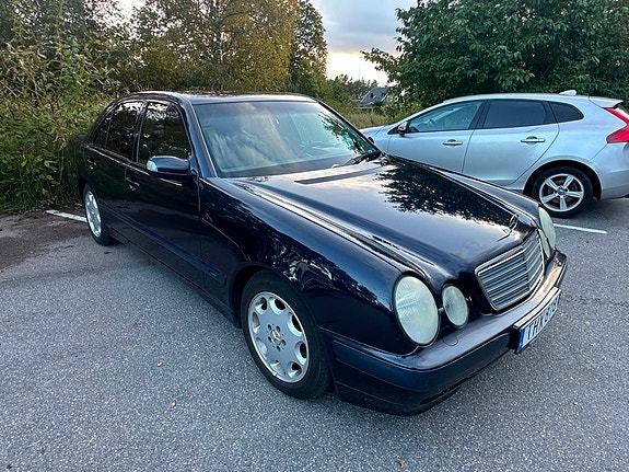 Mercedes-Benz E200 6 of 10